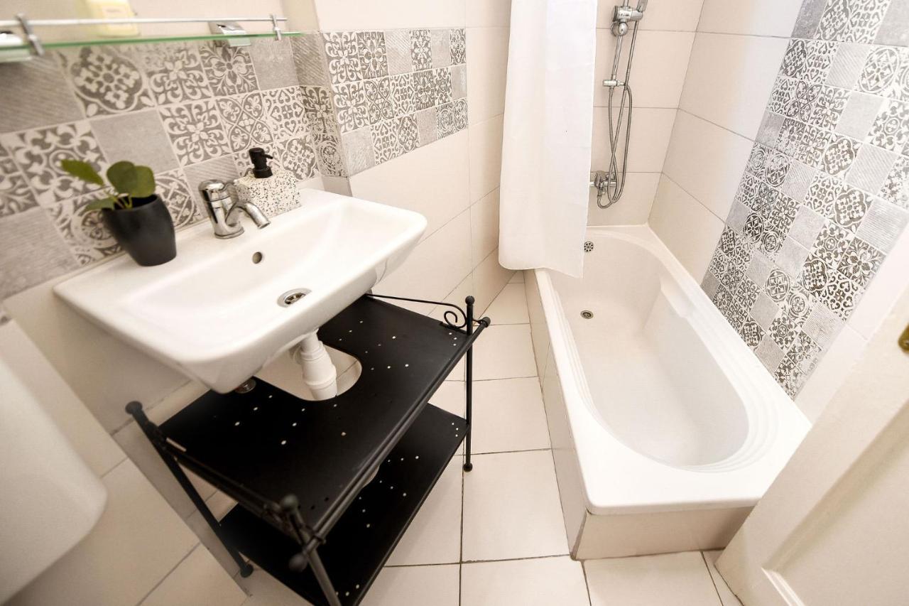 Stylish & Spacious Apartment Near The Old Town - A Touch Of History, A Dash Of Modernity Букурещ Екстериор снимка